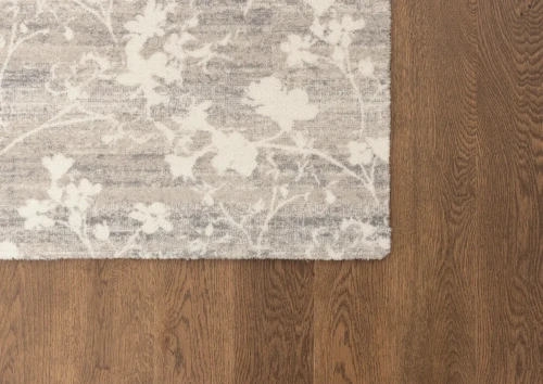 Wzór kwiatowy na dywanie Agnella Agnus Rosalia beż.webp