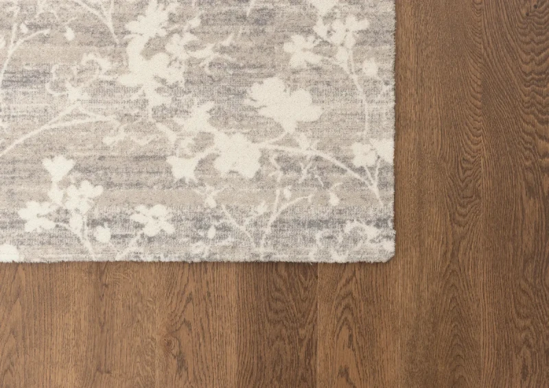 Wzór kwiatowy na dywanie Agnella Agnus Rosalia beż.webp