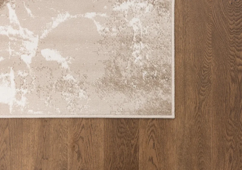 Fragment  na ciemnej podłodze dywanu nowoczesnego FD Sensi Fiume jasny beż