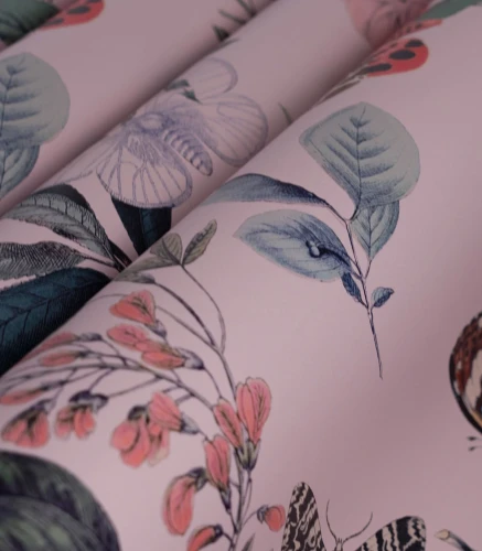 Zbliżenie wzoru tapety Butterfly Rowan Pink.webp