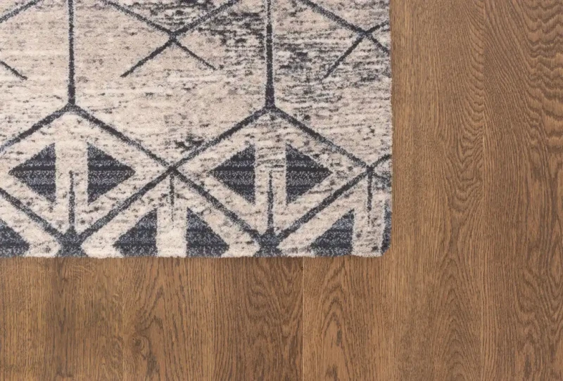 Na ciemnej podłodze dywan wełniany geometryczny Agnella Agnus Bateja beż (binding)