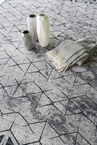 Dywan wełniany Agnella Opal Bateja jasny szary (binding) z flakonami i kocem