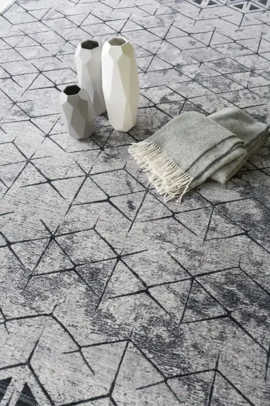 Dywan wełniany Agnella Opal Bateja jasny szary (binding) z flakonami i kocem