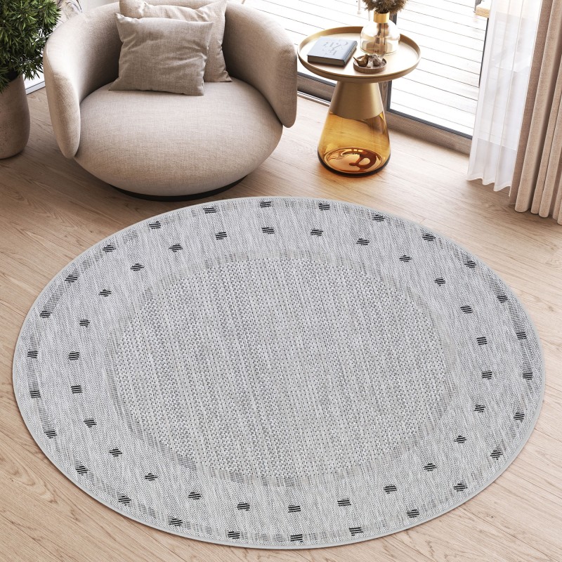 Przy fotelu w salonie dywan okrągły zewnętrzny Indoor and Outdoor KE63A gray Melissa MAA