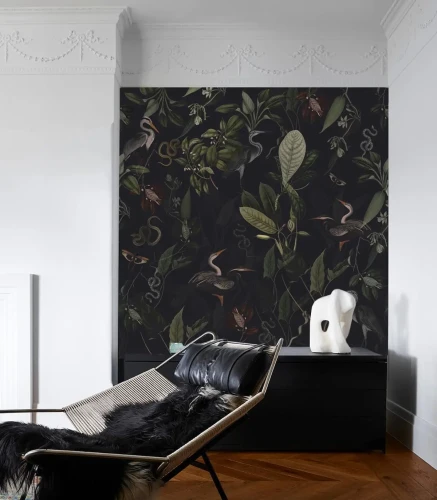 Tapeta botaniczna Dark Heron w salonie.webp