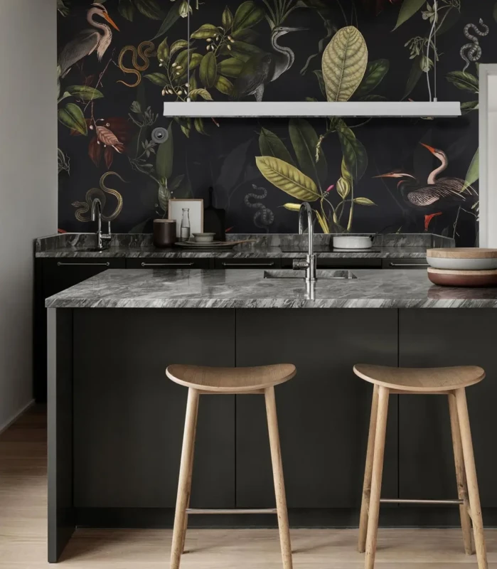 Tapeta do kuchni botaniczna Dark Heron.webp