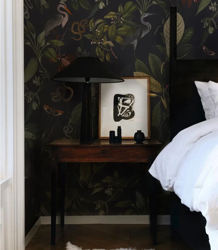 Tapeta do sypialni za łóżko Dark Heron.webp