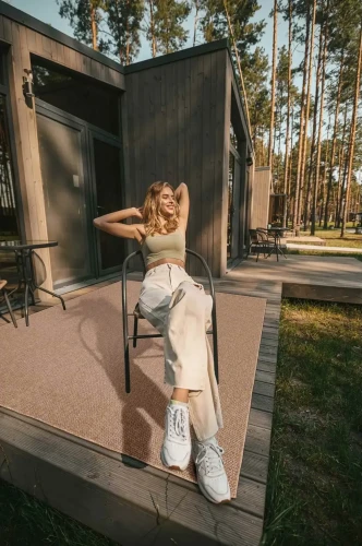 Beżowy dywan na taras z wykładziny płaskotkanej Kenzy 4m gładki beż jako przestrzeń do relaksu.webp