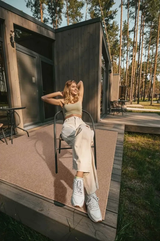 Beżowy dywan na taras z wykładziny płaskotkanej Kenzy 4m gładki beż jako przestrzeń do relaksu.webp