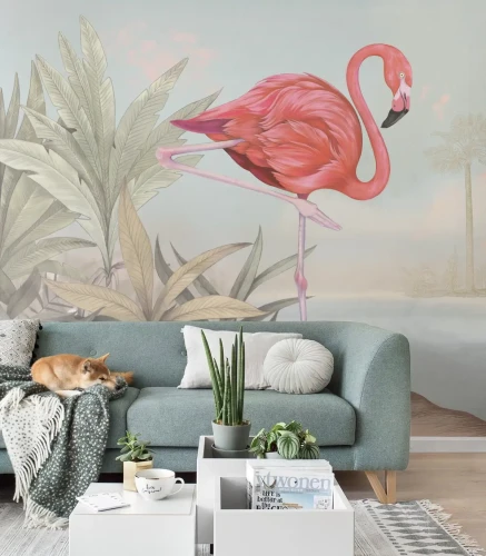 Mural z dużym różowym flamingiem Crimson Flamingo za sofą z psem i roślinami doniczkowymi na stoliku.webp