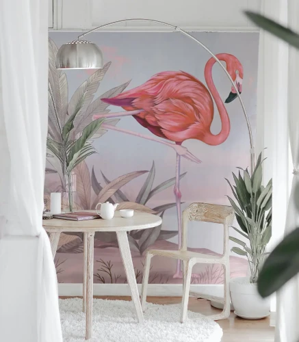 Mural z flamingiem Crimson Flamingo Pink za drewnianym białym okrągłym stolikiem z krzesłem.webp
