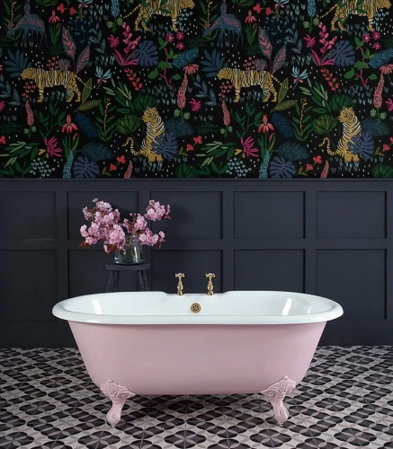 Tapeta na ścianie czarna w tygrysy Colorfull Tiger w łazience z różową wanną.webp