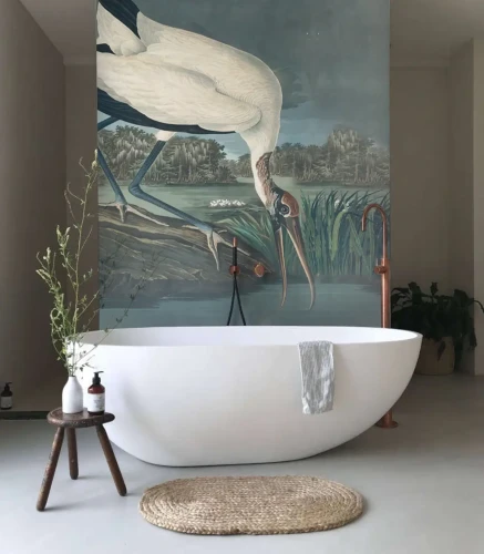 Mural artystyczny z bocianem Stork w łazience za wanną.webp
