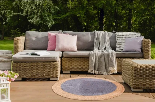 Dywan okrągły z juty bordiura szaro-beżowy na tarasie