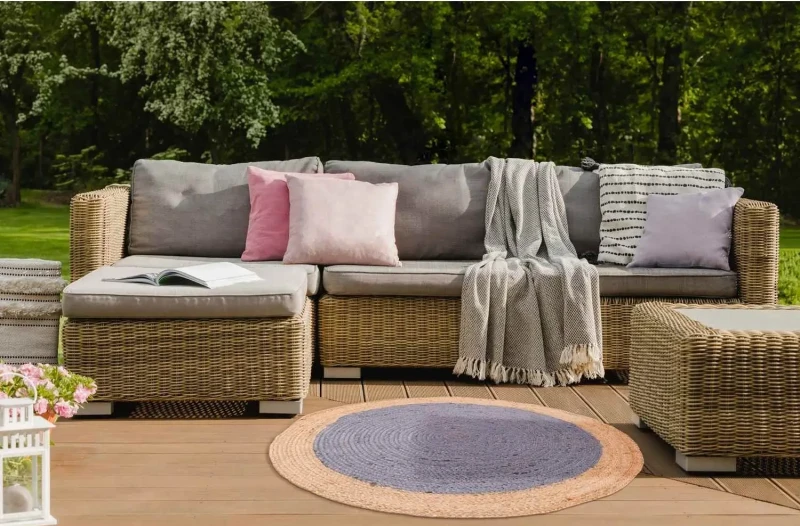 Dywan okrągły z juty bordiura szaro-beżowy na tarasie