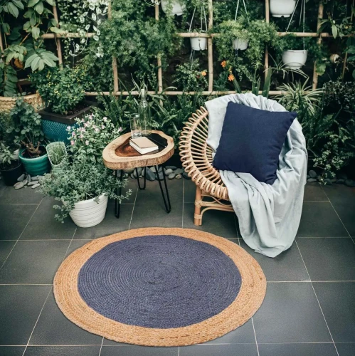 Dywan okrągły z juty bordiura szaro-granatowy na tarasie