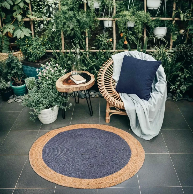Dywan okrągły z juty bordiura szaro-granatowy na tarasie