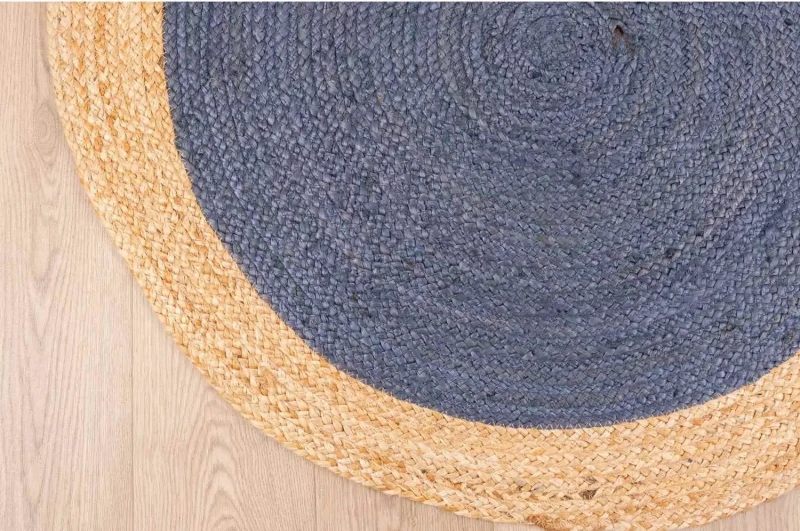 Rzut z góry na dywan okrągły z juty bordiura szaro-granatowy