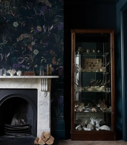Eleganckie wnętrze z kominkiem i tapetą Enchanted Garden Toxic.webp