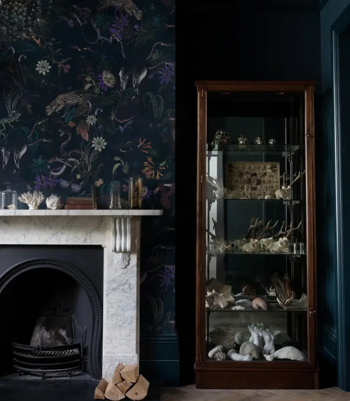 Eleganckie wnętrze z kominkiem i tapetą Enchanted Garden Toxic.webp