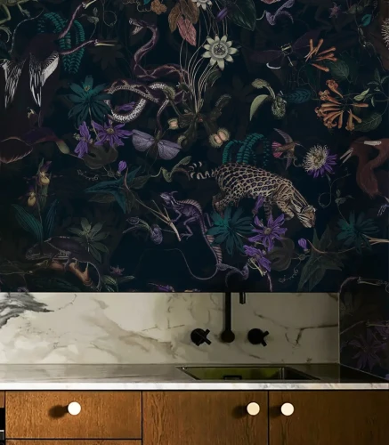 Tapeta roślinna w kuchni Enchanted Garden Toxic za zlewozmywakiem.webp