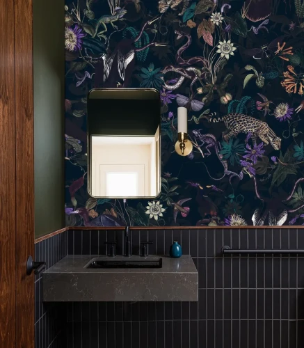 Tapeta roślinna w łazience Enchanted Garden Toxic.webp