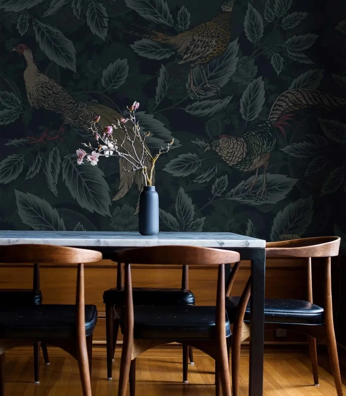 Tapeta Painted Pheasants w jadalni z marmurowym stołem i krzesłami.webp