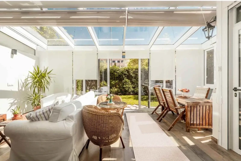 Wykładzina do ogrodu zimowego w kolorze kremowym i wzorem jodełki Kenzy ivory.webp