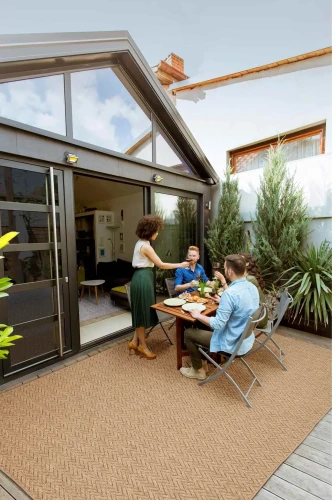 Beżowa wykładzina na tarasie płaskotkana Kenzy 4m jodełka beżowa.webp