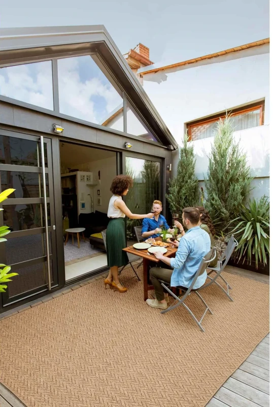 Beżowa wykładzina na tarasie płaskotkana Kenzy 4m jodełka beżowa.webp