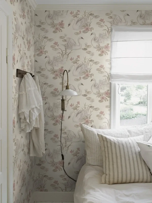 Tapeta do sypialni z łabędziami Newbie 6924 Lily Swan.webp