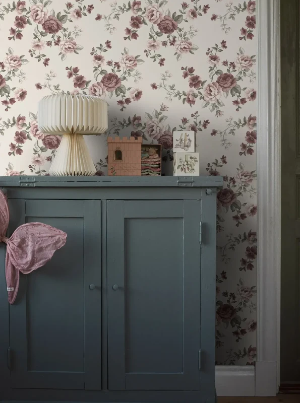 Tapeta w róże Newbie 7485 Nomi w pokoju dziecka.webp