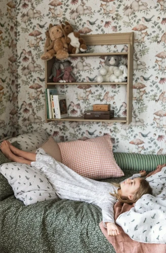 Sypialnia dziewczynki z tapetą Newbie 7483 Minou.webp