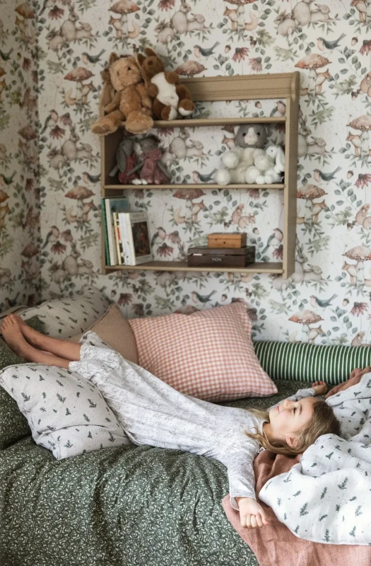 Sypialnia dziewczynki z tapetą Newbie 7483 Minou.webp