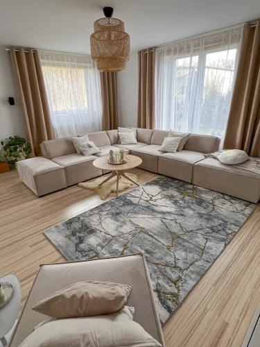 Dywan wzór marmur Diamond Tyro K4430G szaro-złoty w salonie