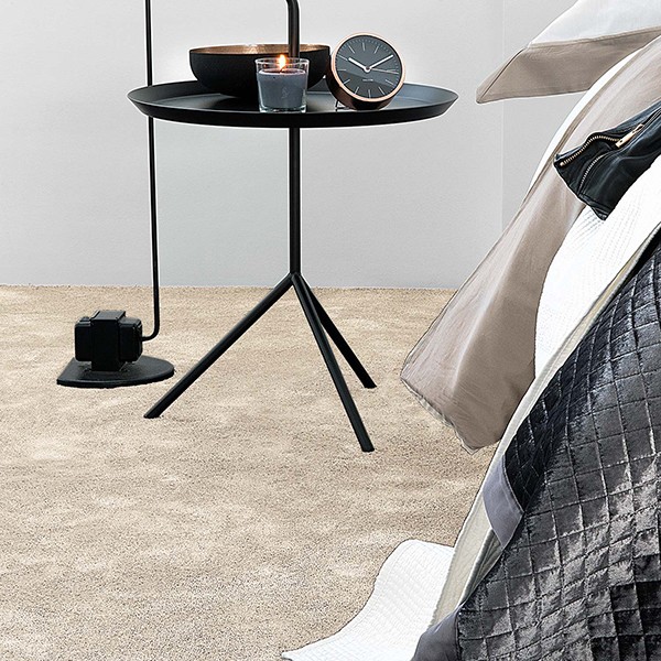 Wykładzina dywanowa AW Satisfaction 33 kremowa w sypialni