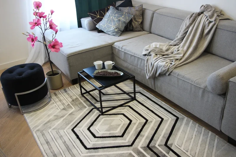 Dywan geometryczny Diamond K4495S szary w salonie