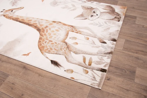Dywan dziecięcy 3d Dywilan Luna Giraffe with Fox 40 na ciemnej podłodze