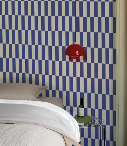 Tapeta do sypialni w stylu nowoczesnym Wallcolors Tetris Stripe cobalt.webp