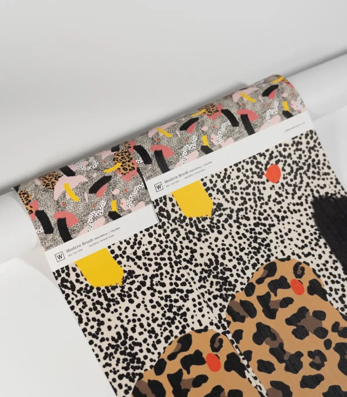 Tapeta z motywem panterki Modern Brush Wallcolors.webp