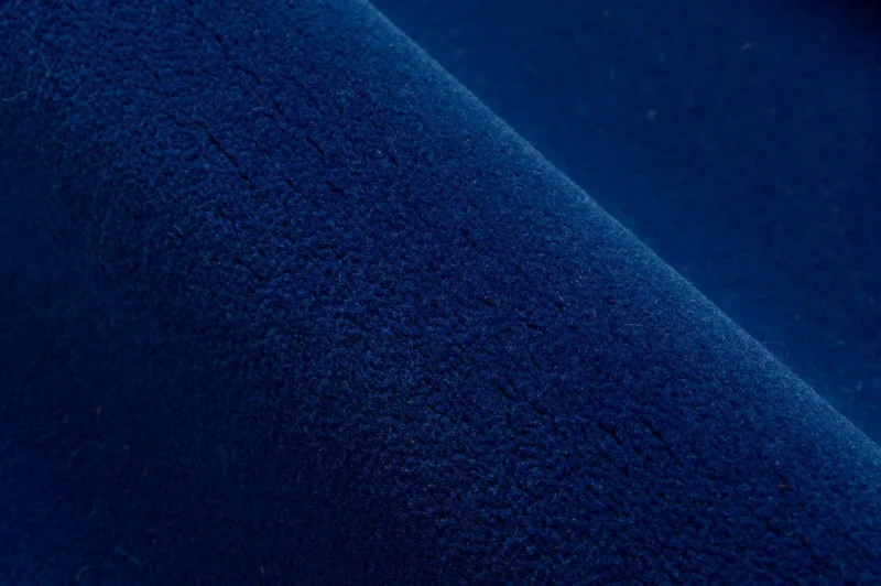 Wełniana wykładzina dywanowa Agnella Patrick blue VC693 The Velvet Collection niebieska - runo