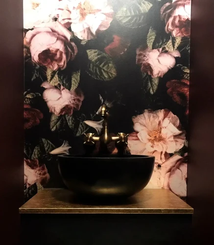 Ciemna tapeta do eleganckiej łazienki Blossom Wallcolors.webp
