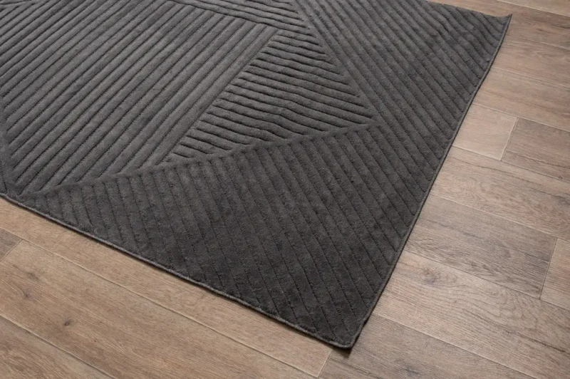 Dywan art deco 3d Dywilan Juno 1 E132AA anthracite na ciemnej podłodze