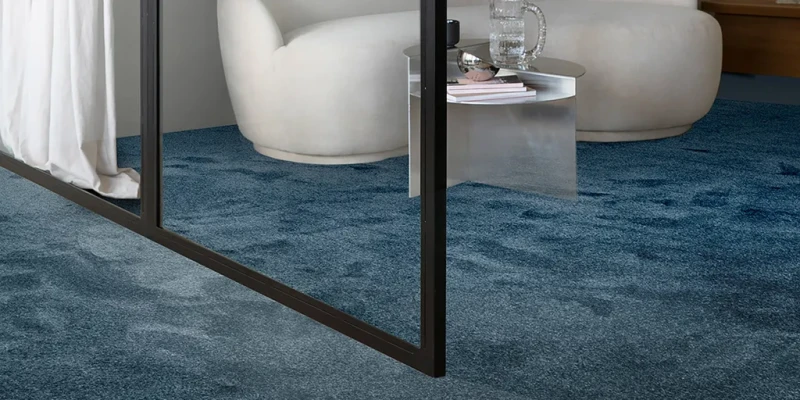 Wykładzina dywanowa AW Summit 77 w salonie