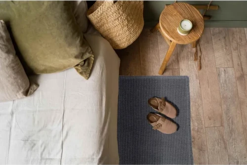 Dywanik uniwersalny Waffle ciemno szary w sypialni