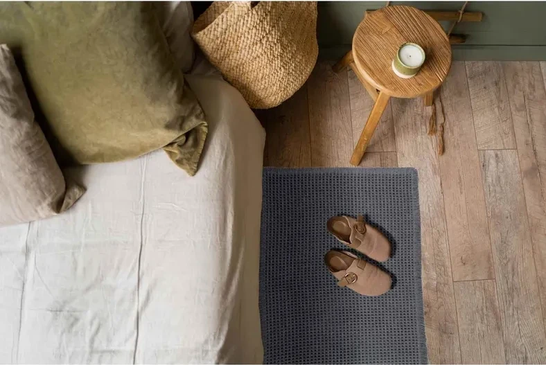 Dywanik uniwersalny Waffle ciemno szary w sypialni