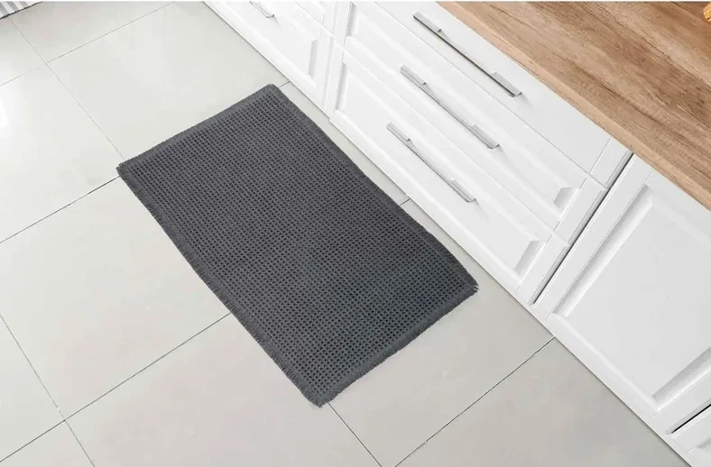 Dywanik uniwersalny Waffle ciemno szary w kuchni
