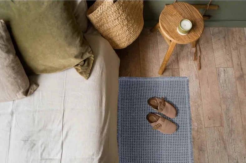 Dywanik uniwersalny geometria  Waffle jasno szary w sypialni