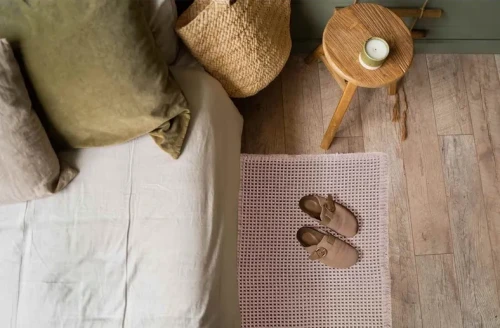 Dywanik uniwersalny Waffle beżowy w sypialni