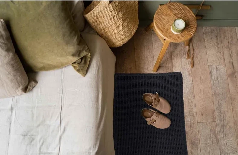 Dywanik geometryczny Waffle czarny w sypialni